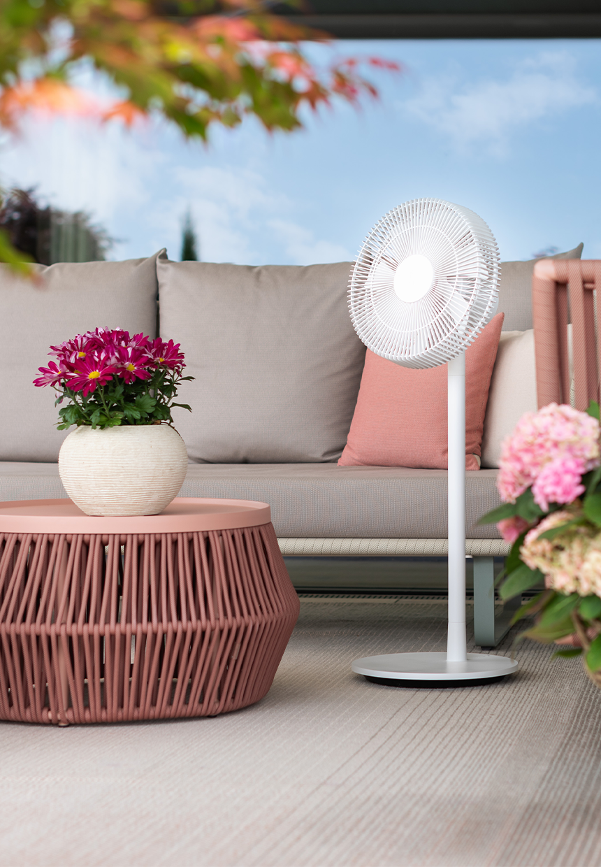 Finn mobiler Ventilator von Stadler Form in einem hellen und sommerlichen Außenbereich