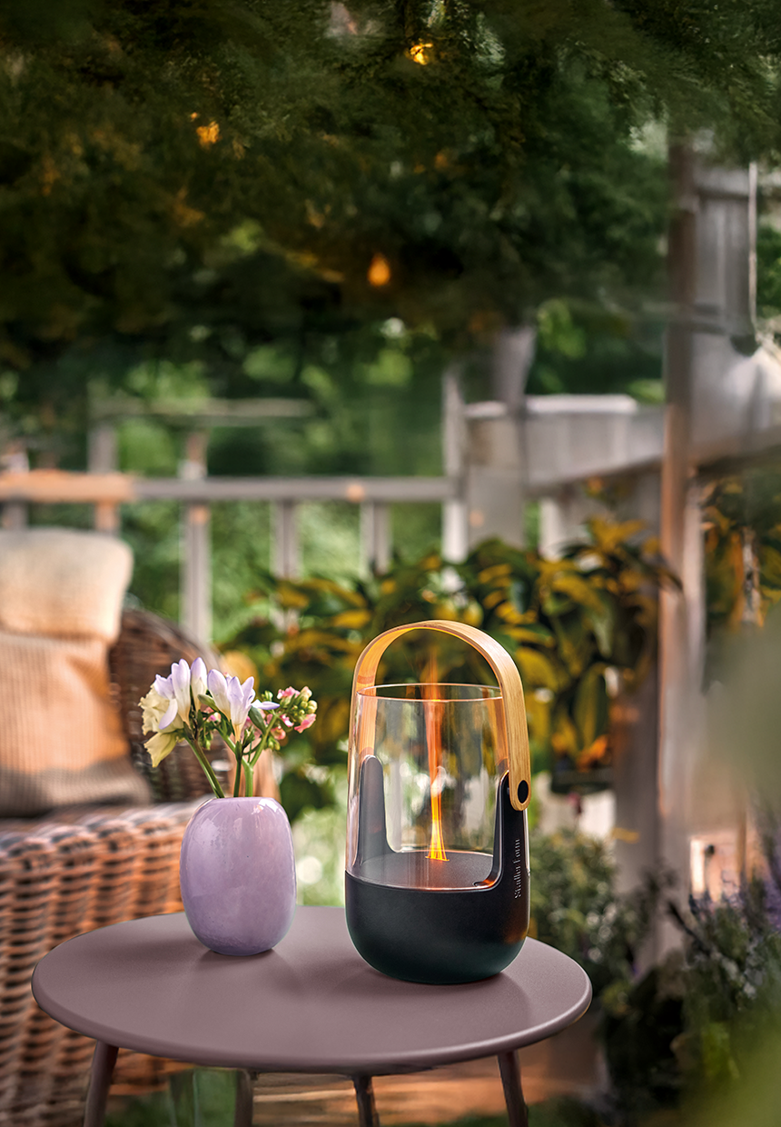 Stadler Form Sophie kleiner Aromadiffusor und Laterne auf einem kleinen Tisch einer Terrasse